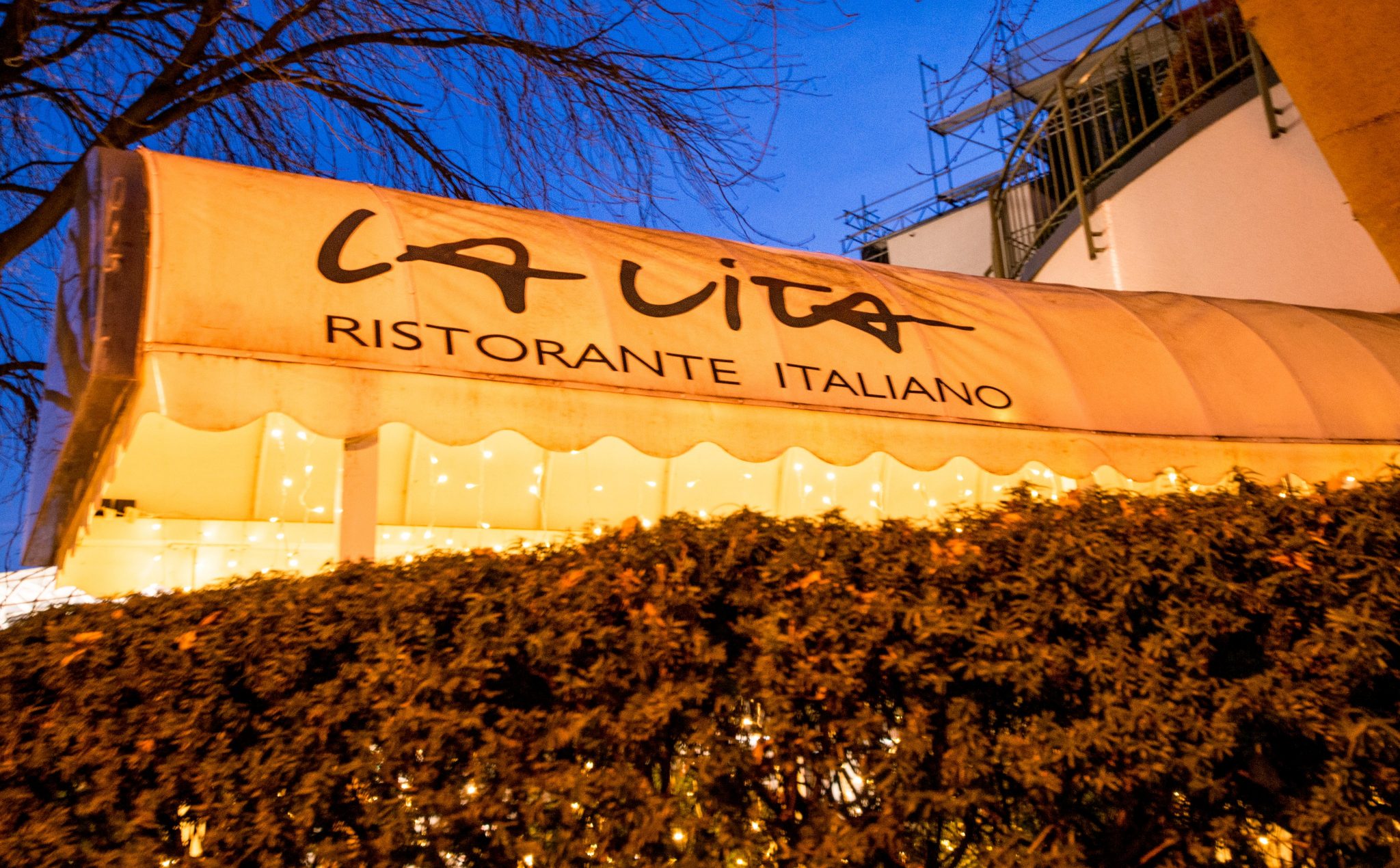 La Vita - Außenansicht mit Markise